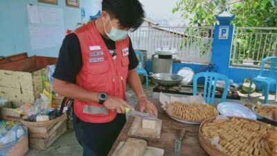 Anggota PMI yang memasak makanan untuk korban gempa Malang. (Foto: Rap/Tugu Jatim)