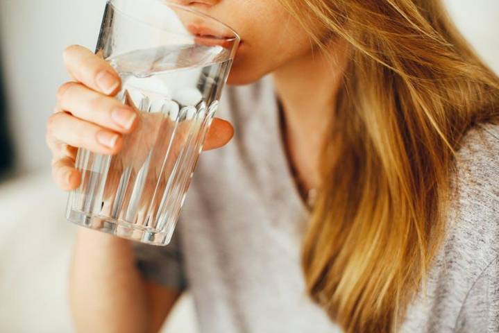 Ilustrasi seseorang sedang minum air putih agar tubuh tidak dehidrasi atau kekurangan cairan. (Foto: Pexels)