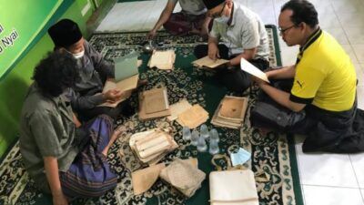 Pusat Studi Pesantren (PSP) Institut Agama Islam (IAI) Qomaruddin Gresik memiliki inisiatif untuk melakukan kegiatan pelestarian manuskrip keislaman melalui metode digitalisasi. (Foto: PSP IAI Qomaruddin Gresik)