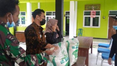 Salah satu tempat pengecekan beras BPNT di Kecamatan Montong, Kabupaten Tuban dengan melibatkan Forkopimka dan beberapa stakeholder lainnya. (Foto: Mochamad Abdurrochim/Tugu Jatim)