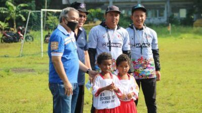 Pakar Komunikasi dan Motivator Nasional Dr Aqua Dwipayana memotivasi para siswa Sekolah Sepak Bola Indonesia Muda Purwokerto di Lapangan Veteran Sokanegara Purwokerto, Banyumas, Jawa Tengah. (Foto: Dokumen)