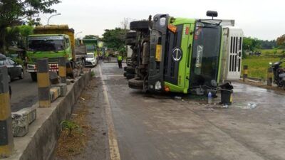 Truk tronton yang terguling di Jalur Pantura Tuban, tepatnya di Jembatan Kepet. (Foto: Rochim/Tugu Jatim)