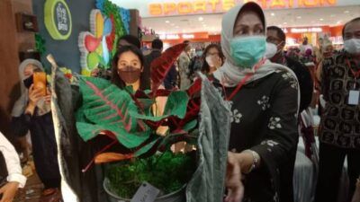 Wali Kota Batu Dewanti Rumpoko mengunjungi pameran hasil olahan limbah di Lippo Plaza Kota Batu. (Foto: Sholeh/Tugu Jatim)