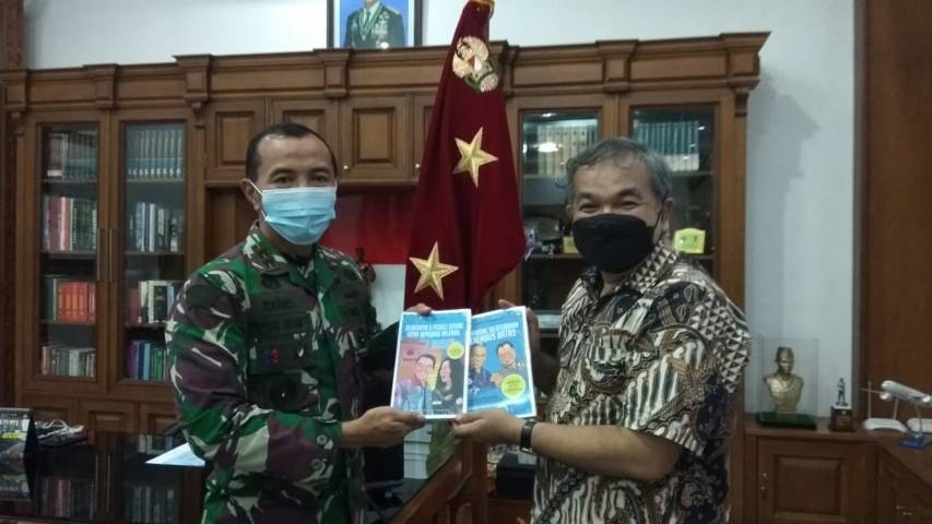 Pakar Komunikasi dan Motivator Nasional Dr Aqua Dwipayana memberikan buku karyanya kepada Komandan Pussenarmed Mayor Jenderal TNI Totok Imam Santoso SIP SSos MTr (Han). (Foto: Dok/Tugu Jatim)