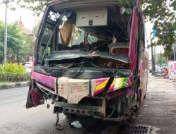 Selamatkan Pejalan Kaki, Bus Tiara Mas Banting Setir dan Tabrak Truk Tronton di Malang