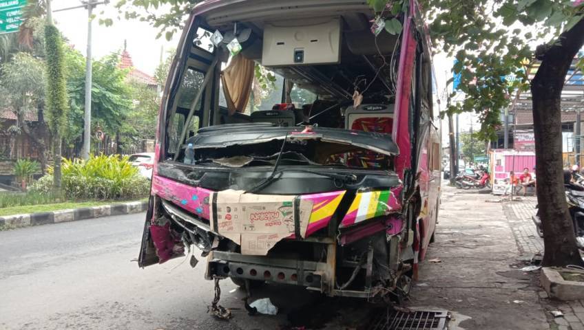 Peristiwa kecelakaan melibatkan 2 kendaraan besar hingga ringsek di Jalan Ki Ageng Gribig, Kota Malang, Sabtu (10/4/2021). (Foto: Istimewa/Tugu Jatim)