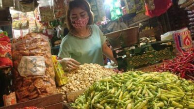 Yuni, pedagang cabai di Pasar Bojonegoro. (Mila Arinda/Tugu Jatim)