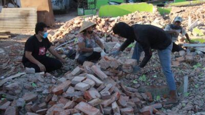 CEO Tugu Media Group Irham Thoriq (kiri) sedang bersama Mistiani, warga yang terkena gempa Malang. (Foto: Rubianto/Tugu Jatim)