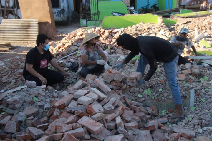 CEO Tugu Media Group Irham Thoriq (kiri) sedang bersama Mistiani, warga yang terkena gempa Malang. (Foto: Rubianto/Tugu Jatim)