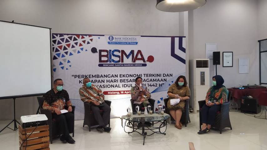 Kepala KPwBI Malang Azka Subhan (tengah) saat konferensi pers. (Foto: Azmy/Tugu Jatim)