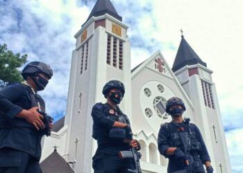 Suasana pengamanan di depan Gereja Katedral Ijen, Kota Malang saat peringatan Jumat Agung, Jumat (2/4/2021). (Foto: Rubianto/Tugu Malang/Tugu Jatim)