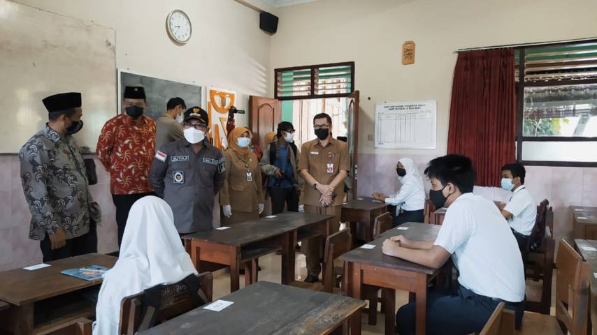 Wali Kota Malang Sutiaji meninjau langsung hari pertama pelaksanaan sekolah tatap muka di SMPN 6 Kota Malang, Senin (19/04/2021). (Foto:Azmy/Tugu Jatim)