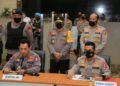 Kapolri Jenderal Listyo Sigit dan jajarannya mengadakan konferensi pers pasca tragedi teror perempuan asing yang nekat memasuki Mabes Polri, Rabu malam (31/03/2021). (Foto: Polda Jatim/Tugu Jatim)