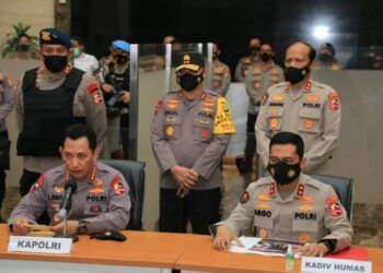 Kapolri Jenderal Listyo Sigit dan jajarannya mengadakan konferensi pers pasca tragedi teror perempuan asing yang nekat memasuki Mabes Polri, Rabu malam (31/03/2021). (Foto: Polda Jatim/Tugu Jatim)