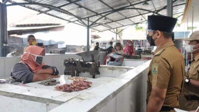 Bupati Trenggalek Mochamad Nur Arifin sedang memantau harga bahan pokok di pasar tradisional. (Foto: Zamz/Tugu Jatim)