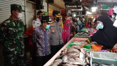 Wakil Wali Kota Batu Punjul Santoso memimpin sidak secara langsung di Pasar Besar Kota Batu. (Foto: Sholeh/Tugu Jatim)