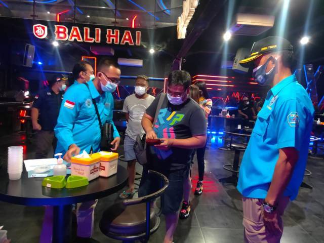 Petugas melakukan tes urine kepada pengunjung dan pemandu lagu hiburan malam di Tuban. (Foto: Humas BNNK Tuban/Tugu Jatim)