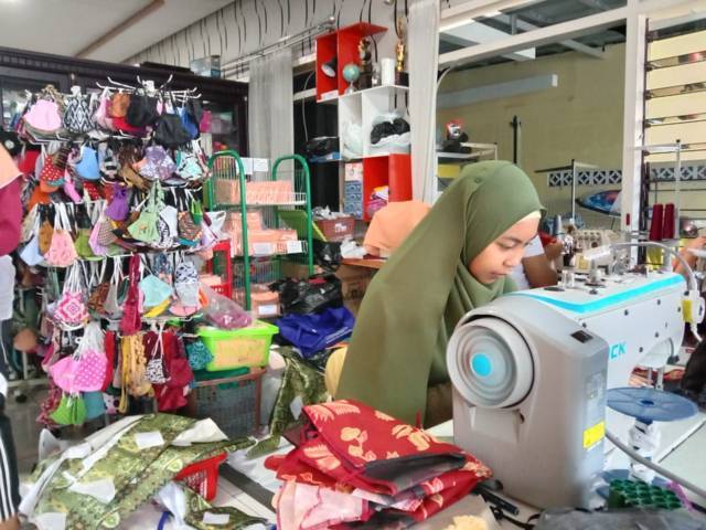 Proses produksi usaha masker milik Edi Febri. (Foto: Sholeh/Tugu Jatim)