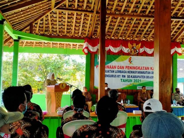 Pembinaan pengurus RT-RW di Kecamatan Ngraho, Kabupaten Bojonegoro, Senin (12/04/2021) oleh Bupati Bojonegoro Anna Muawanah. (Foto: Kominfo Bojonegoro/Tugu Jatim)