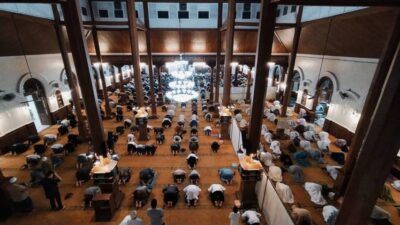 Umat muslim di Kota Malang melaksanakan salat Tarawih pertama di bulan suci Ramadhan 1442 Hijriah dengan penerapan jaga jarak di Masjid Agung Jami' Kota Malang, Senin malam (12/04/2021). (Foto:Azmy/ Tugu Jatim)