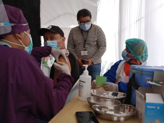 Pelaksanaan vaksinasi di Kota Kediri khusus untuk karyawan di 3 mal. (Foto: Noe/Tugu Jatim)