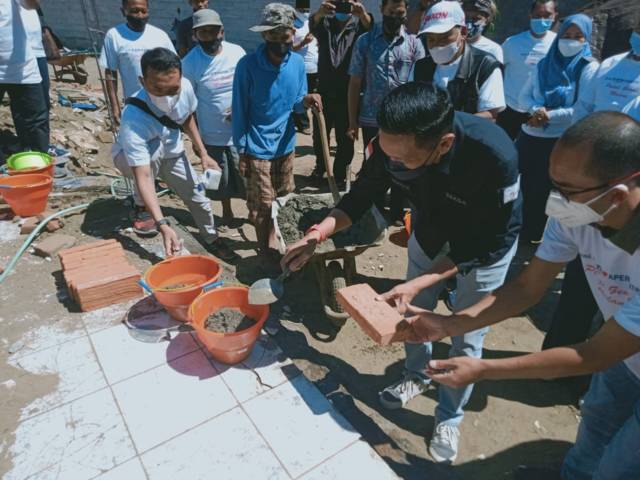 Sekda Kabupaten Malang Wahyu Hidayat saat melakukan peletakan batu pertama. (Foto: Rap/Tugu Jatim)