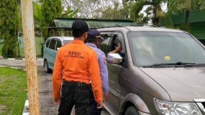 Petugas gabungan dari Bojonegoro lakukan pemeriksaan terhadap pendatang yang memasuki wilayah Bojonegoro. (Foto: BPBD Bojonegoro/Tugu Jatim)