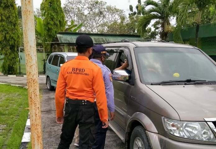 Petugas gabungan dari Bojonegoro lakukan pemeriksaan terhadap pendatang yang memasuki wilayah Bojonegoro. (Foto: BPBD Bojonegoro/Tugu Jatim)