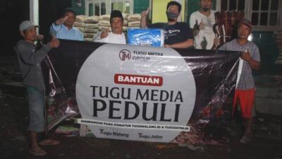 CEO Tugu Media Group Irham Thoriq dan tim Tugu Media Peduli memberikan bantuan langsung kepada Kepala Desa (Kades) Wirotaman Ahmad Sholeh. (Foto: Rubianto/Tugu Jatim)