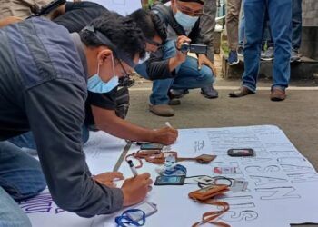 Sejumlah awak media di Kabupaten Tuban membubuhkan tanda tangan di atas kertas putih sebagai wujud dukungan kepada jurnalis majalah Tempo, Nurhadi yang dianiaya saat menjalankan proses kerja jurnalistiknya. (Foto: Mochamad Abdurrochim/Tugu Jatim)