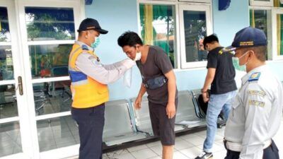 Salah satu penumpang sedang melakukan tes GeNose yang bisa didapatkan secara gratis di Terminal Rajekwesi Bojonegoro. (Foto: Mila Arinda/Tugu Jatim)