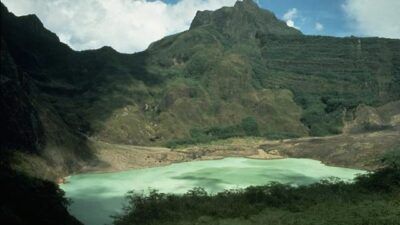 Wisata Gunung Kelud di Kabupaten Kediri yang dibuka dengan sistem uji coba. (Foto: USGS)