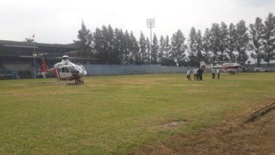 Menko Maritim dan Investasi, Luhut Binsar Pandjaitan ketika mendarat dengan helikopter di Stadiun Brantas, Kota Batu, Senin (26/4/2021). (Foto: M Sholeh/Tugu Malang/Tugu jatim)