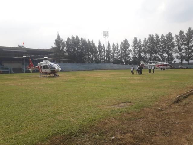 Menko Maritim dan Investasi, Luhut Binsar Pandjaitan ketika mendarat dengan helikopter di Stadiun Brantas, Kota Batu, Senin (26/4/2021). (Foto: M Sholeh/Tugu Malang/Tugu jatim)