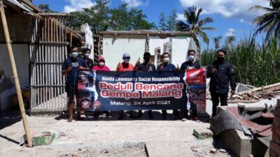 Paguyuban Honda Malang menyerahkan bantuan pada korban gempa Malang di Kecamatan Dampit, Kabupaten Malang, Sabtu (24/4/2021) lalu. (Foto: Paguyuban Honda Malang)