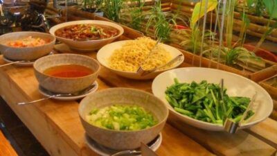 Hidangan yang disajikan untuk menu berbuka puasa Grand Kitchen Royal Tulip Darmo Surabaya. (Foto: Rangga Aji/Tugu Jatim)