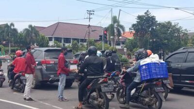 Saat IMM Tuban melakukan aksi galang dana di perempatan Patung Letda Sucipto, Tuban. (Foto: Mochamad Abdurrochim/Tugu Jatim)