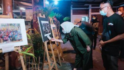 Bupati Bojonegoro, Anna Muawanah saat menghadiri penutupan pameran foto jurnalistik di Garasi Coffe Jl.Mangga, Kecamatan Mulyoagung, Kecamatan/Kabupaten Bojonegoro. (Foto : Istimewa)