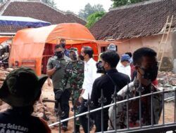 Jokowi Bagikan Uang dan Kaos saat Kunker ke Lokasi Gempa di Kabupaten Malang