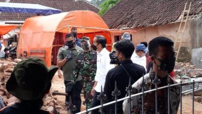 Presiden Jokowi ketika melakukan kunjunga kerja untuk meninjau lokasi bencana gempa bumi di Kecamatan Dampit, Kabupaten Malang, Kamis (29/4/2021) siang. (Foto: Rizal Adhi Pratama/Tugu Malang/Tugu Jatim)