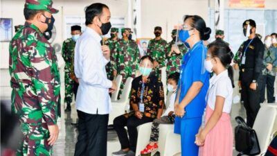 Jokowi ketika menemui keluarga prajurit KRI Nanggala-402 di Hanggar Lanudal Juanda, Kabupaten Sidoarjo, Kamis, (29/4/2021). (Foto: Biro Pers Sekretariat Presiden)