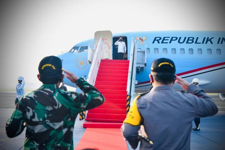 Presiden Joko Widodo bertolak menuju Provinsi Jawa Timur dari Pangkalan TNI AU Halim Perdanakusuma, Jakarta, Kamis (29/4/2021). (Foto: Setpres)