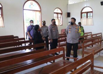 Kapolres Malang, AKBP Hendri Umar saat meninjau beberapa gereja di Kabupaten Malang. (Foto: RAP/Tugu Malang/Tugu Jatim)