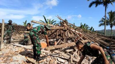 Anggota TNI saat diterjunkan untuk membereskan puing-puing sisa Gempa Malang, Sabtu (10/4/2021) lalu. (Foto: Rizal Adhi Pratama/Tugu Malang/Tugu Jatim)