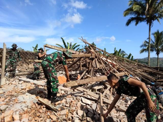 Anggota TNI saat diterjunkan untuk membereskan puing-puing sisa Gempa Malang, Sabtu (10/4/2021) lalu. (Foto: Rizal Adhi Pratama/Tugu Malang/Tugu Jatim)