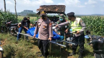 Proses evakuasi, Sarijo (61) korban yang diduga terjatuh ke dalam jurang bekas tambang kapur di Desa Leran Kulon, Kecamatan Palang, Kabupaten Tuban. (Foto: Polsek Palang)