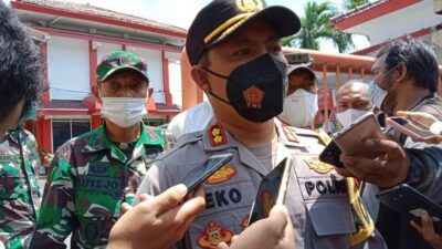 Kapolres Kediri Kota, AKBP Eko Prasetyo memberikan keterangan terkait isi tas misterius yang ditemukan di depan kantor DPRD Kota Kediri yang awalnya diduga bom. (Foto: Rino Hayyu Setyo/Tugu Jatim)