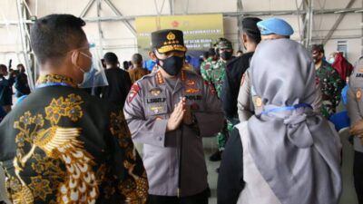 Kapolri saat bertemu dengan para keluarga korban KRI Nanggala 402 di Hanggar Pangkalan Udara TNI Angkatan Laut (Lanudal) Juanda, Surabaya, Jawa Timur, Kamis (29/04/2021). (Foto: Polri)