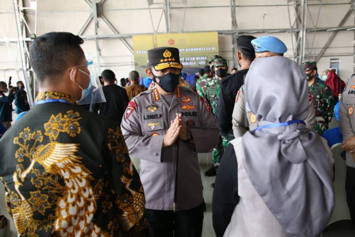 Kapolri saat bertemu dengan para keluarga korban KRI Nanggala 402 di Hanggar Pangkalan Udara TNI Angkatan Laut (Lanudal) Juanda, Surabaya, Jawa Timur, Kamis (29/04/2021). (Foto: Polri)