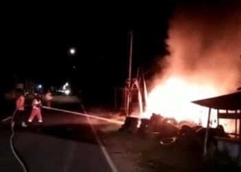 Tangkapan video pemadaman api yang dilakukan petugas Damkar BPBD Tuban, Minggu (4/4/2021). (Foto: Dokumen)